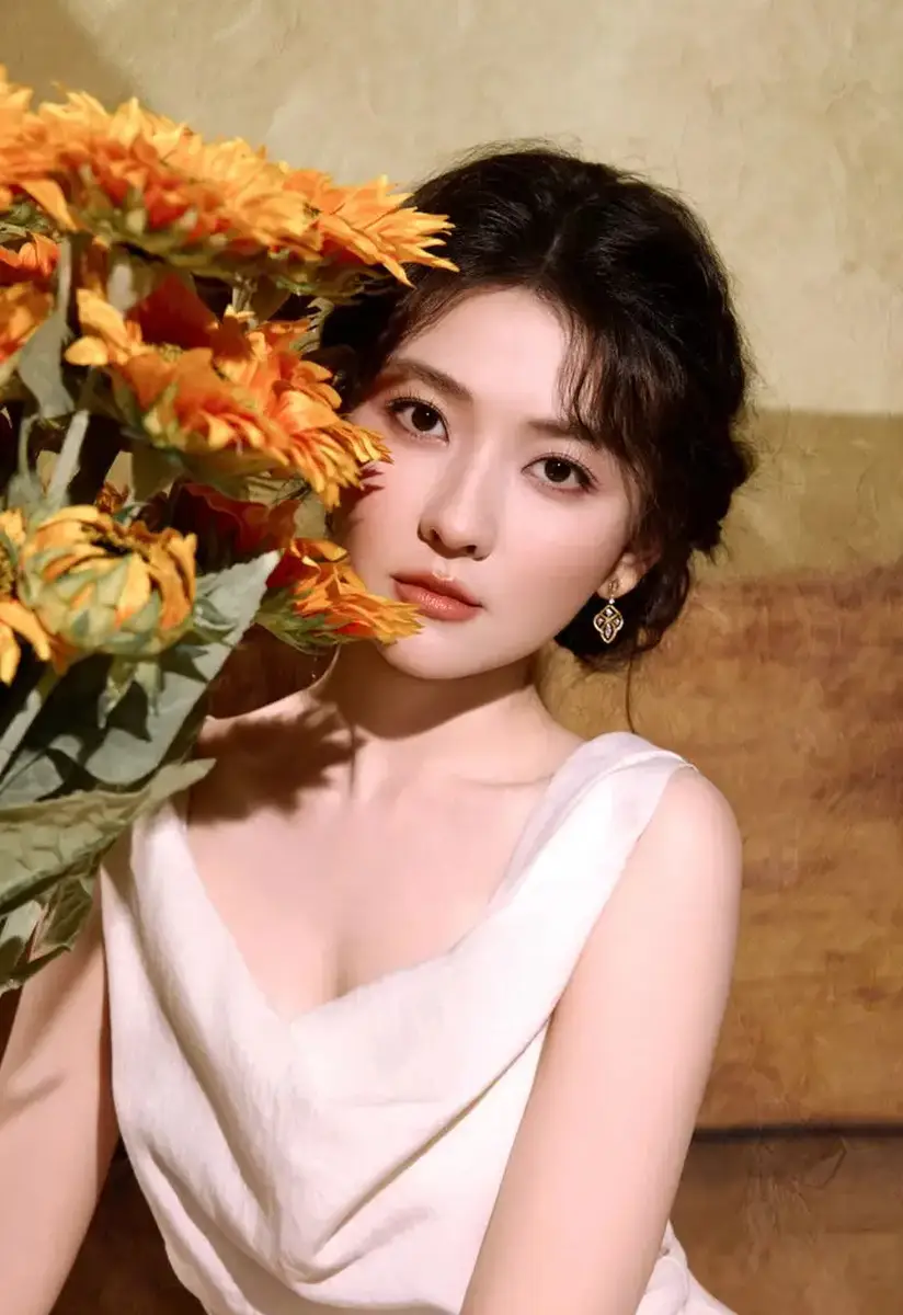 梁洁白裙搭配向日葵沉静温柔 宛如从画中走出的少女