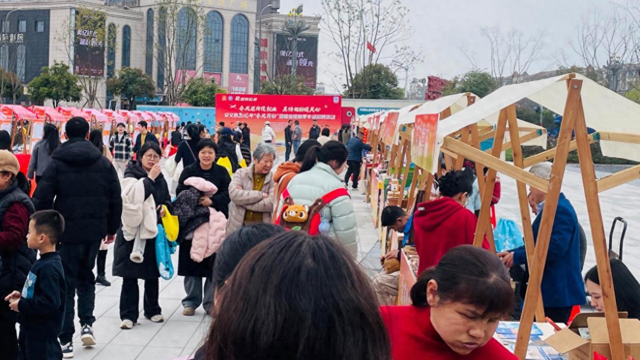 金花映春岗 就业搭桥梁—安义县举办2026年春风行动专场招聘活动