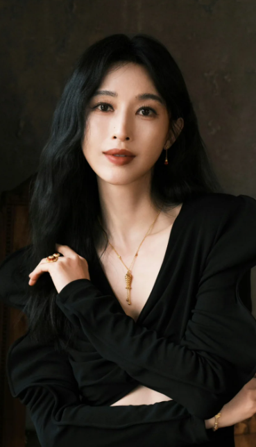 张俪这状态真的绝了
四十岁的年纪，游艇上这一身条纹比基尼，腰腹紧致、线条流畅，没