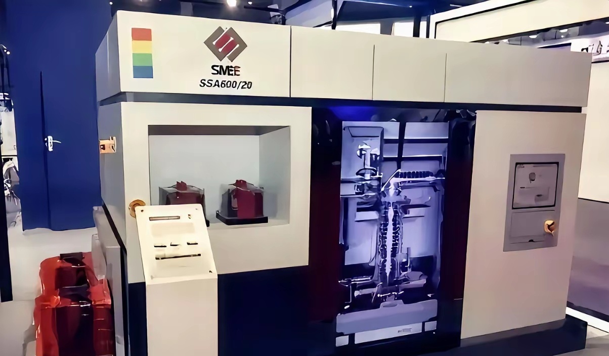 国产光刻机以上海微电子(SMEE)为核心，正从成熟制程向先进节点迈进。2025年