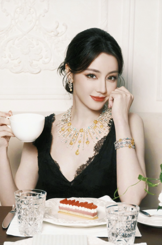 她的美有辨识度，迪丽热巴的独特