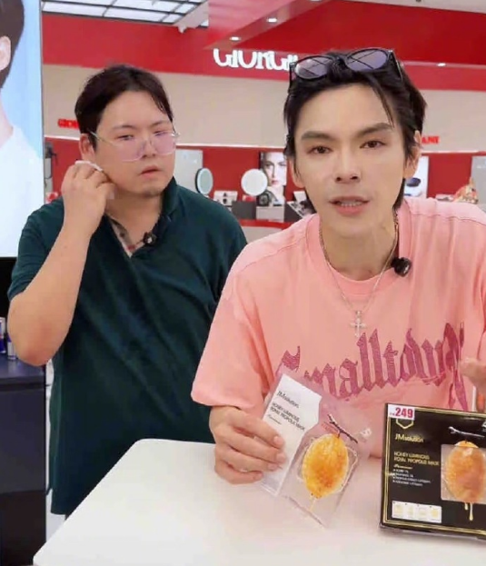 这还是我第一次见到向佑，资本真会玩。早就知道向太有2个儿子，名字还挺好玩，一个向
