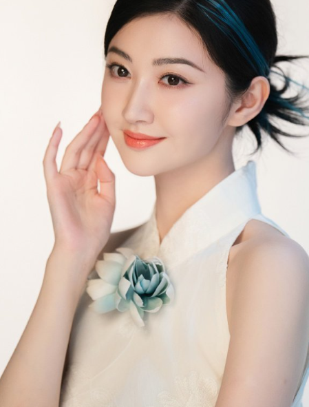 山黛远月波长
青素流转尽显东方雅韵