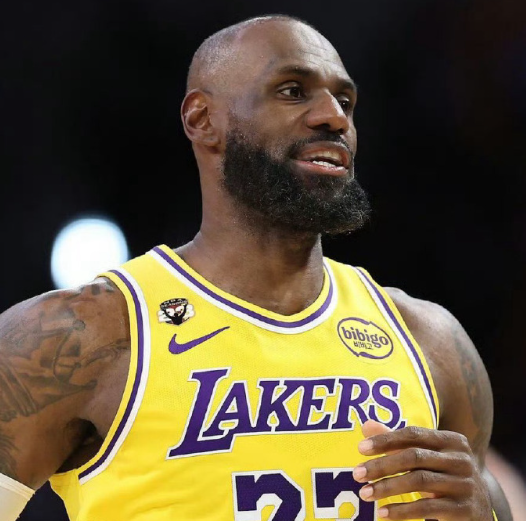 湖人官方宣布，詹姆斯因左脚酸痛，将缺席今晚对阵雷霆队的比赛。之后湖人将迎来4天3