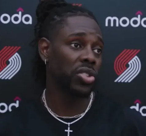 明日10点，开拓者主场迎战骑士。
今日开拓者官方更新了球队伤病情况，朱-霍勒迪（