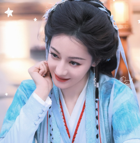 雨丝斜斜地织着网，把窗外的树洗得发亮