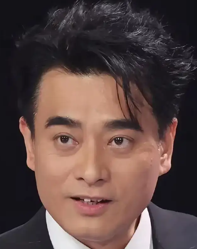 陈龙这个人我真的看不懂了
不懂他为什么明明不缺钱，但就是不花钱去整整他的牙呢？