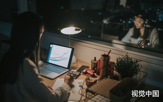 我们在办公室通宵加班，老板却在马尔代夫度假，他玩爽了还要让我们写关于奋斗的心得，不写就算旷工