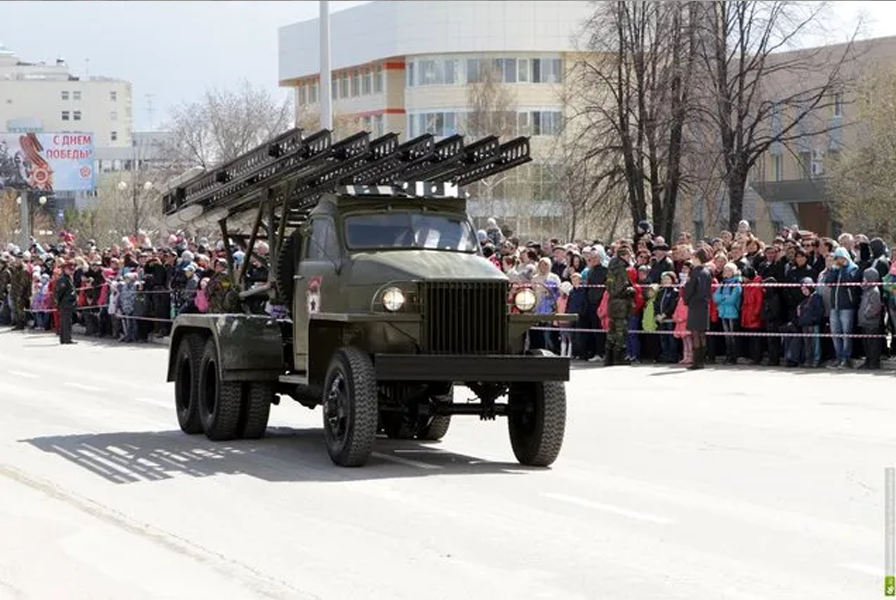 2013年5月9日俄罗斯胜利日，叶卡捷琳堡阅兵式上的喀秋莎火箭炮 。