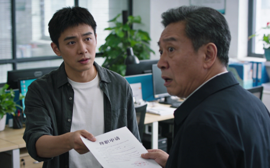 父亲把公司股份全转给弟弟, 我卖掉房车出国创业, 过年时父亲来电你弟给你分1200块分红, 还不快谢