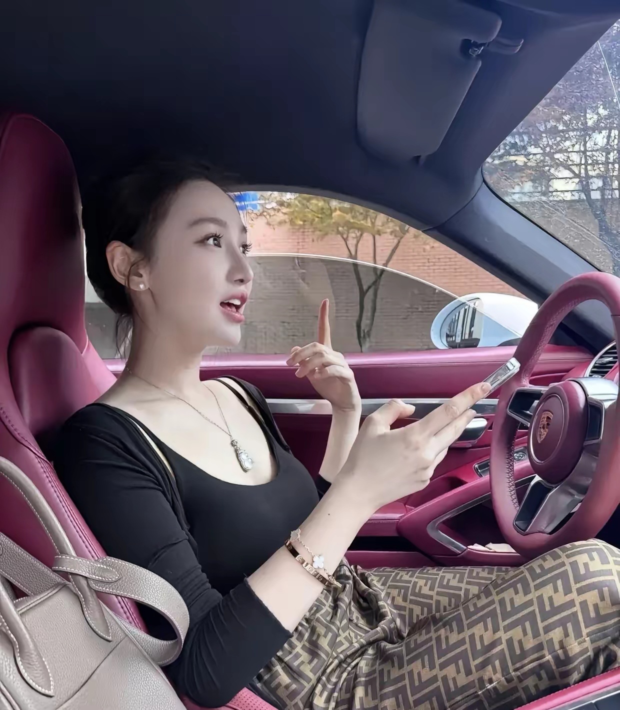 这辆二手车只需30万，内饰颜色也蛮好看的，你愿意买吗？