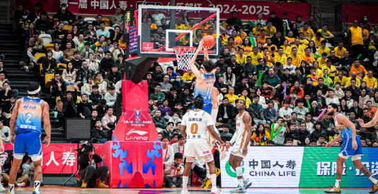 新疆今夏最重一签！齐麟多年顶薪续约，锋线核心终锁定。无论教练战术怎么变，他都在奔