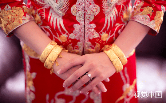 后爹给我一辆二手车当陪嫁，所有人都笑话我，却不知道破车价值千万