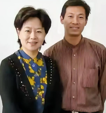 央视主持人鞠萍老师显得有点低调，我们看到的大多是她主持中的形象，很少看到生活中的