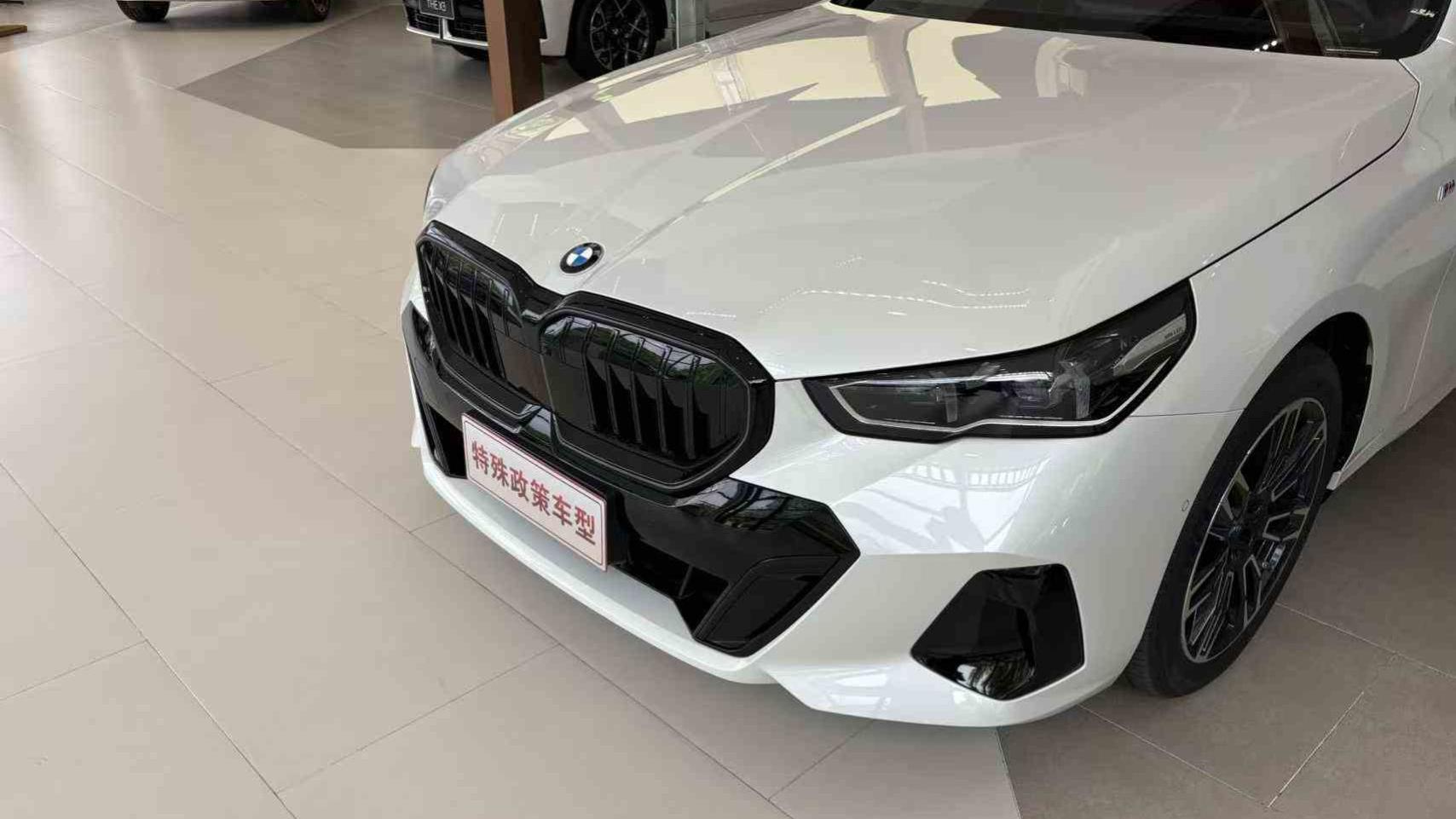 展厅空了，价格打骨折却没人买，老司机还在等最后一辆油车