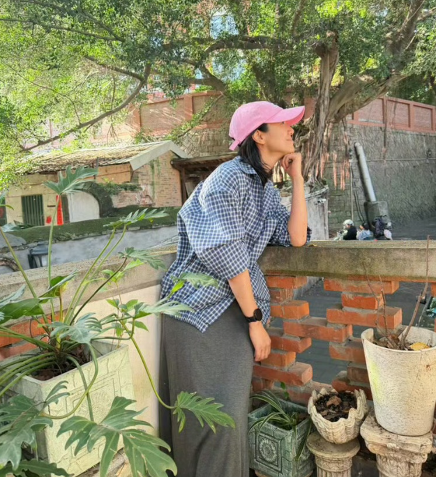 朱丹在个人账号分享了自己的格子衬衫穿搭
配文：再见福州，昨天的你，格外美好……