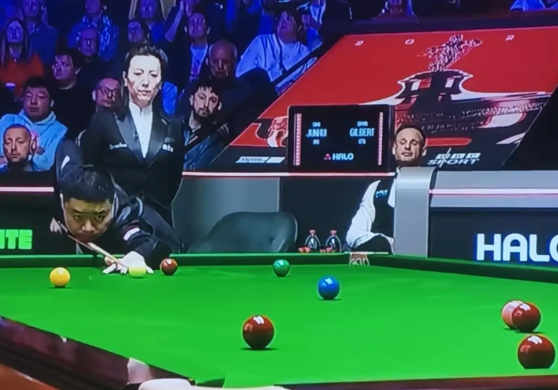 一般国际比赛都掌握这样一个原则，裁判员要回避执法本国球员的比赛，但斯诺克比较例外