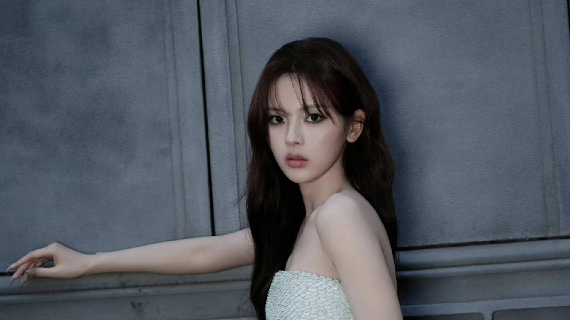 杨超越巴黎世家大秀首穿未公开款，甜酷造型成焦点