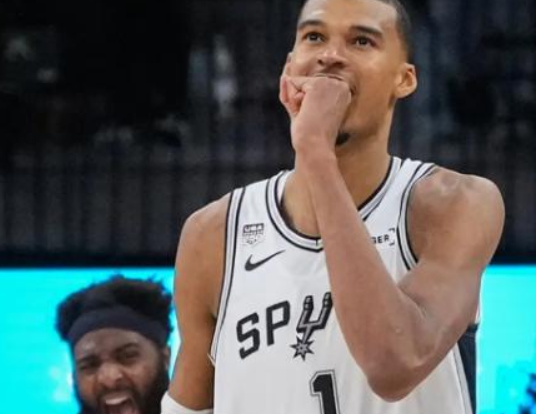 NBA总决赛，尼克斯对阵马刺的G3比赛中，出现了非常奇葩的一幕。今天的马刺再次经