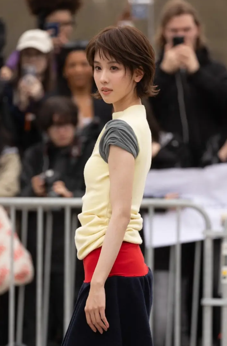 陈都灵现身Loewe2026秋冬巴黎时装周看秀