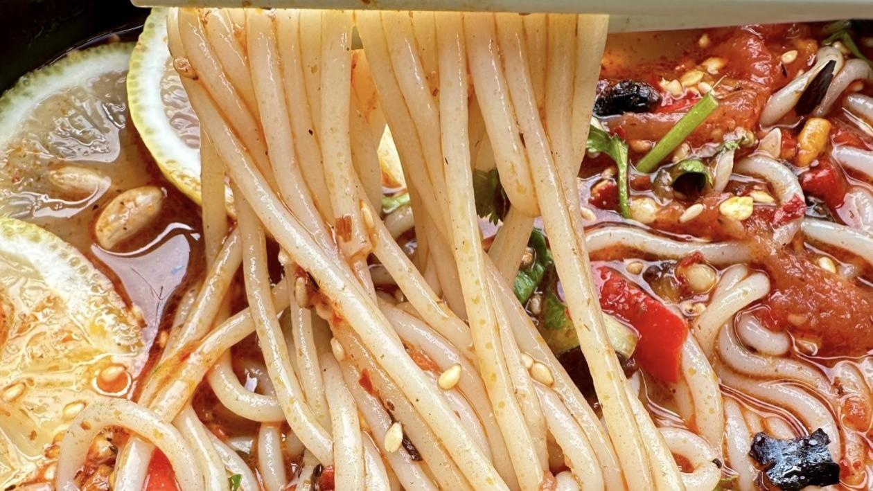 夏天续命神器！这碗酸辣凉拌米线，一口就上头，厨房小白也能秒会