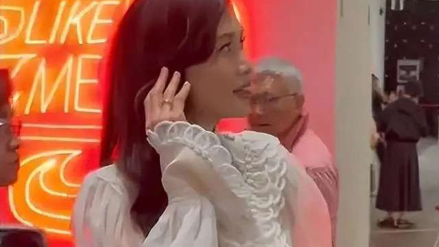 在香港巴塞尔艺术展贵宾预览日首日，有网友偶遇林志玲