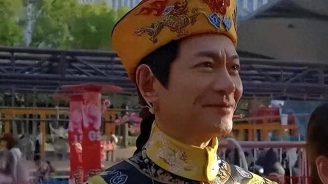 又一老戏骨景区打工！64岁江华再扮经典角色，暴瘦引全网心疼