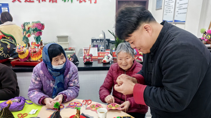 劳模工作室搭台 非遗巧手闹元宵