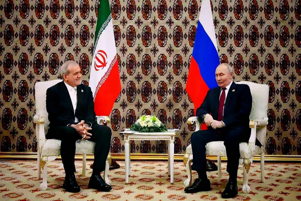 克里姆林宫那边刚放出消息，普京和伊朗新总统佩泽希齐扬通了电话，聊了聊他俩的事，也