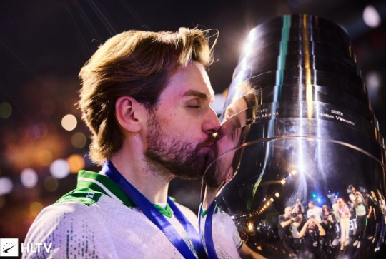 十年十九次major金色的雨终于落在了你的身上
NIKO Congratulat
