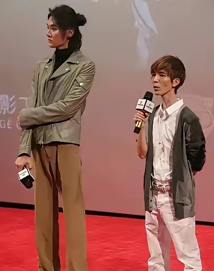 总有人问郭敬明去哪了
其实答案很简单
就是那笔十五年前的旧账
终于有人跟他一起算