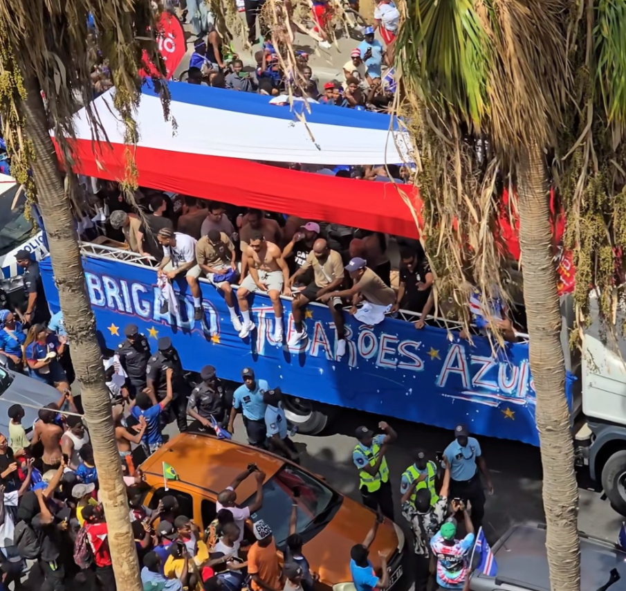 佛得角国家队回国，机场地勤直接跪下迎接球员，太震撼了。

他们坐的不是什么大巴，