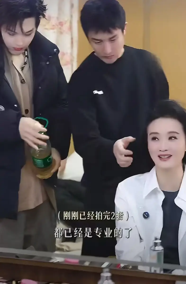 王艳赞儿子为专业模特 母子同拍大片默契养眼