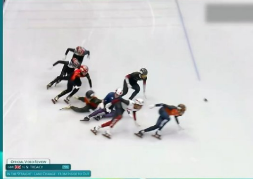 米兰冬奥会短道速滑男子1500米A组决赛，英国选手特雷西摔倒，刘少昂、孙龙也受到