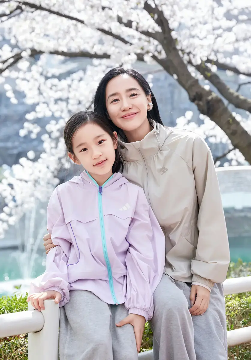 王智携女儿拍春日大片 樱花下氛围温暖尽显温柔