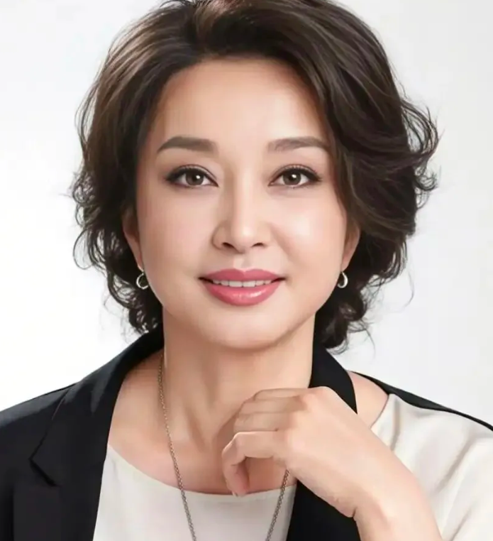 一个70多的女人还敢在公开场合
尝试少女的穿着打扮，我想这个女人也只能是刘晓庆了