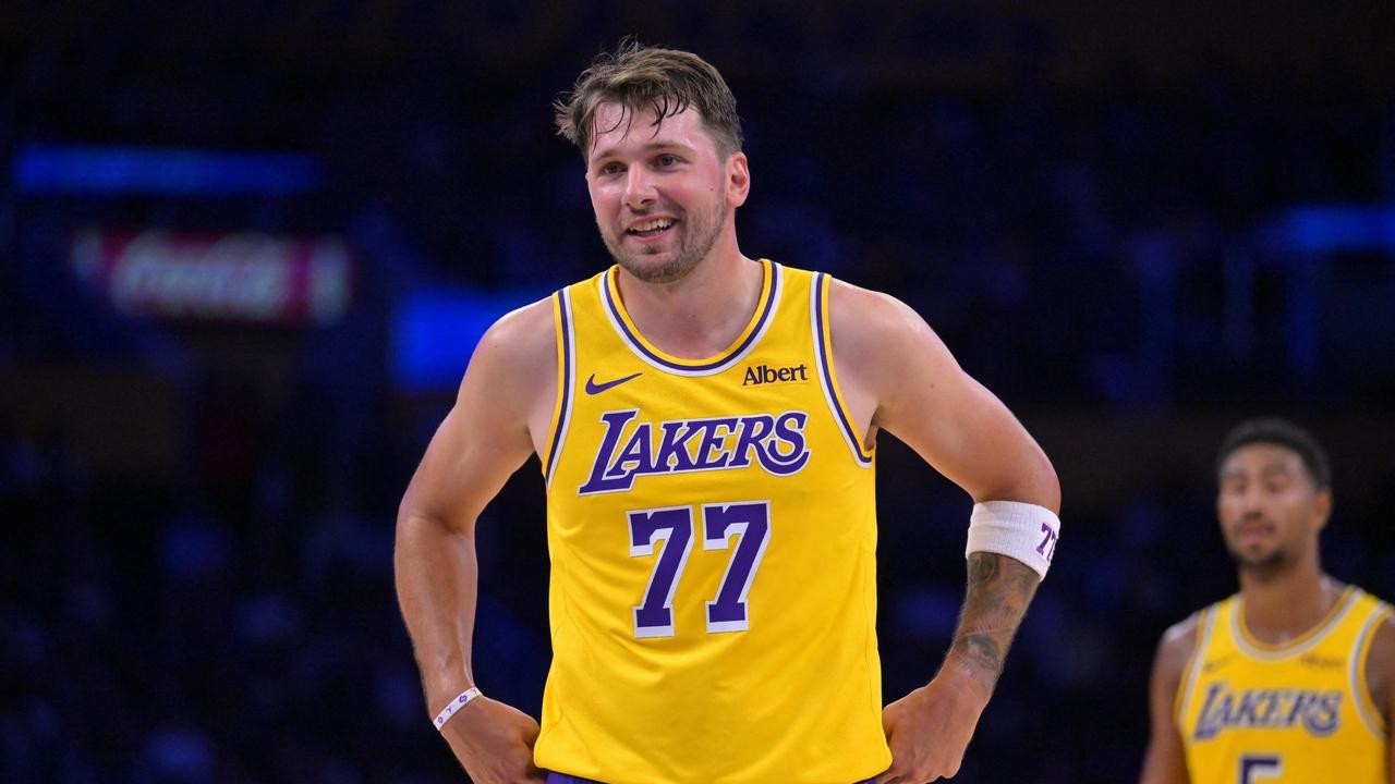 疯狂嘲讽勇士新秀！东契奇爆砍28+8+7完胜库里！凯斯勒吃饼吃吐了
