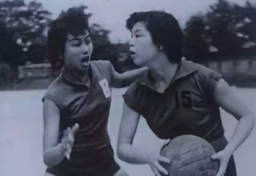 世人皆知钟南山，却不知他妻子李少芬是女篮传奇！

15岁扎麻花辫进省队，16岁进