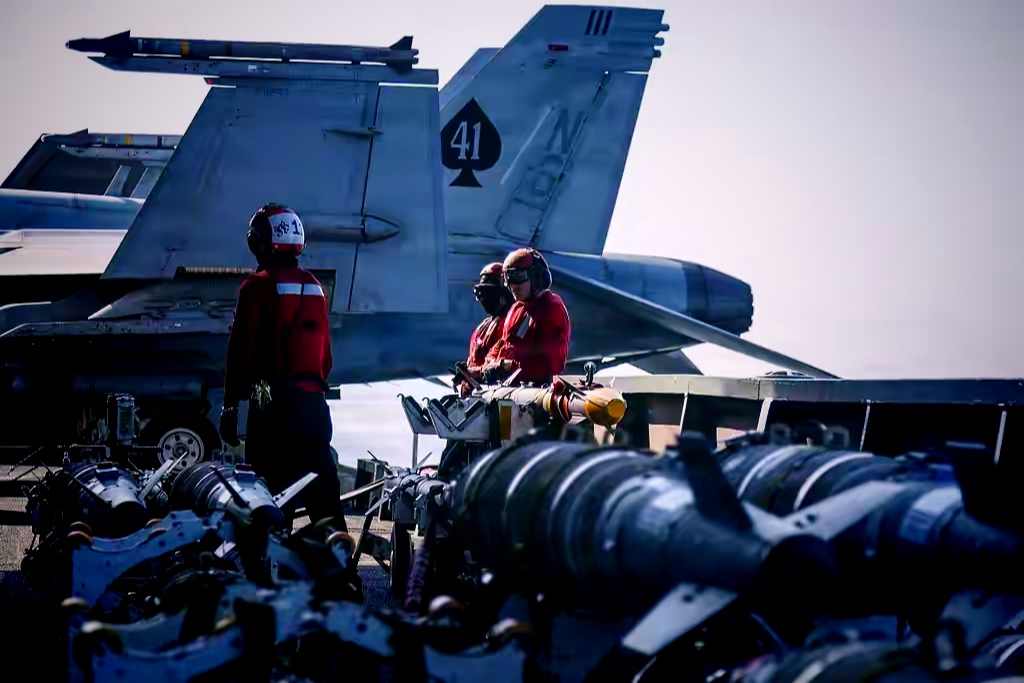 美国正悄悄盘算：援乌的武器，要不要先挪到中东去？

最近有消息说，美国那边正在琢