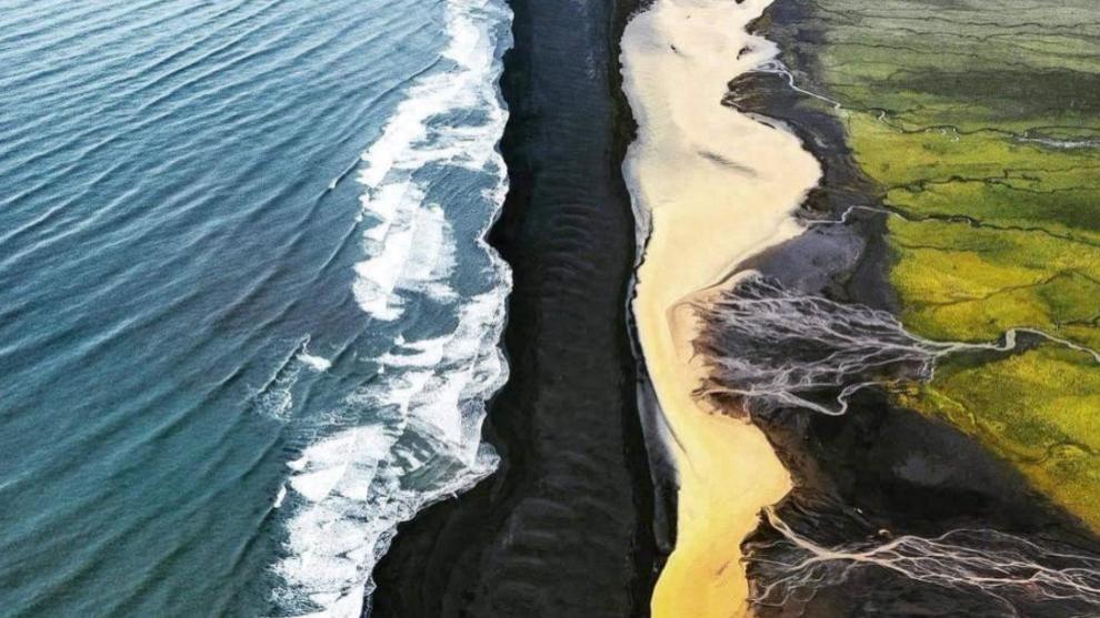 冰岛这条河疯了？左边焦黑右边明黄，这配色上帝都不敢这么调