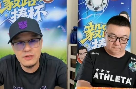 阿根廷逆转埃及一战判罚争议四起，埃及全队不满吹罚。评论员杨毅却表示，本场关键判罚