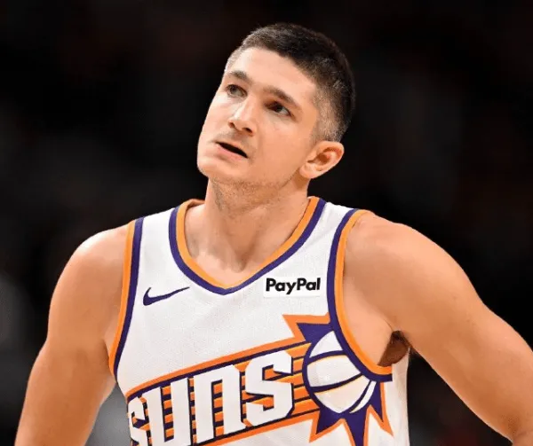 NBA常规赛，湖人对阵太阳的比赛

太阳球员格雷森-阿伦出战13分钟，得到8分4