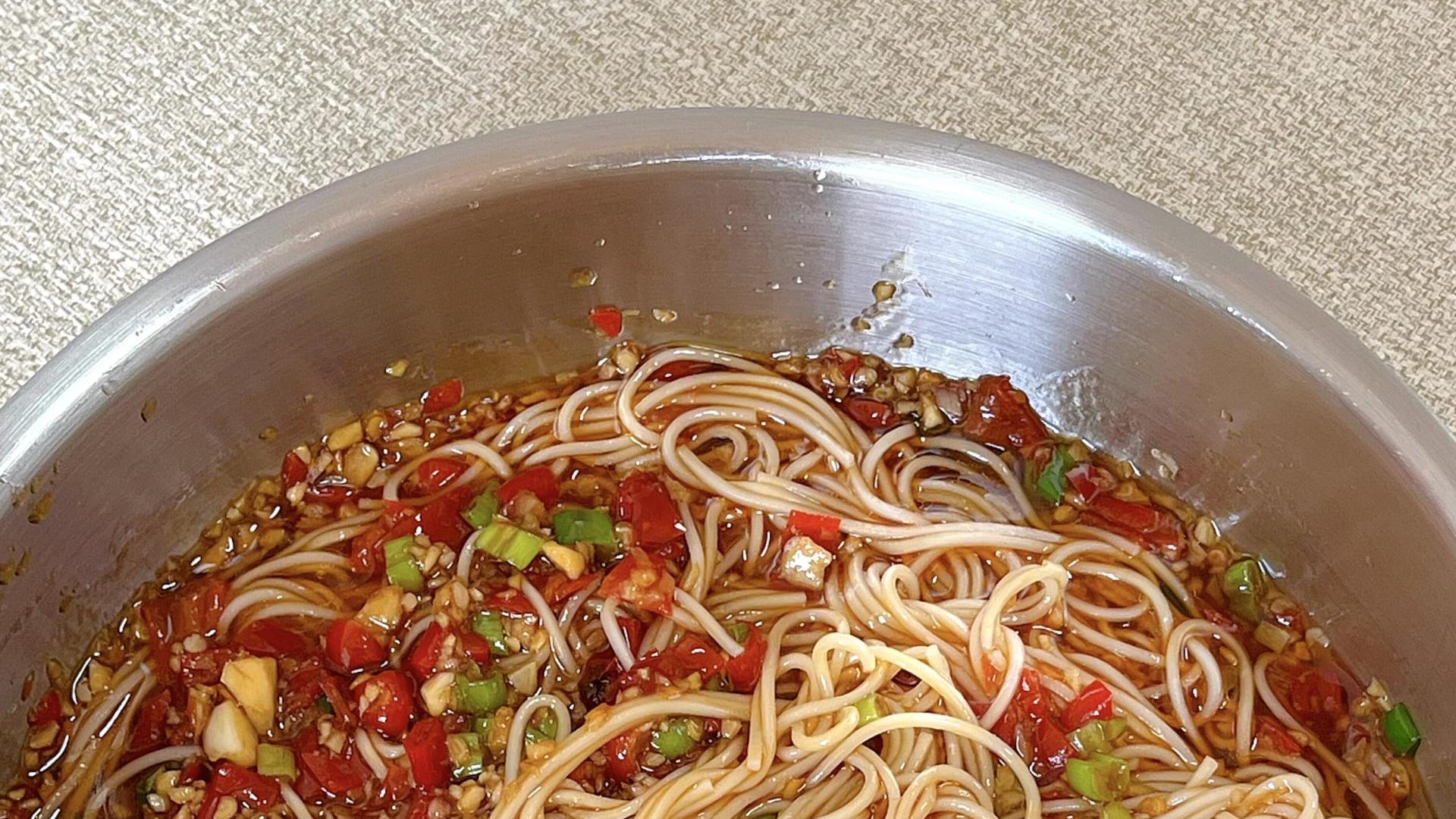 剁椒拌面真的很好吃，太简单了，几分钟搞定