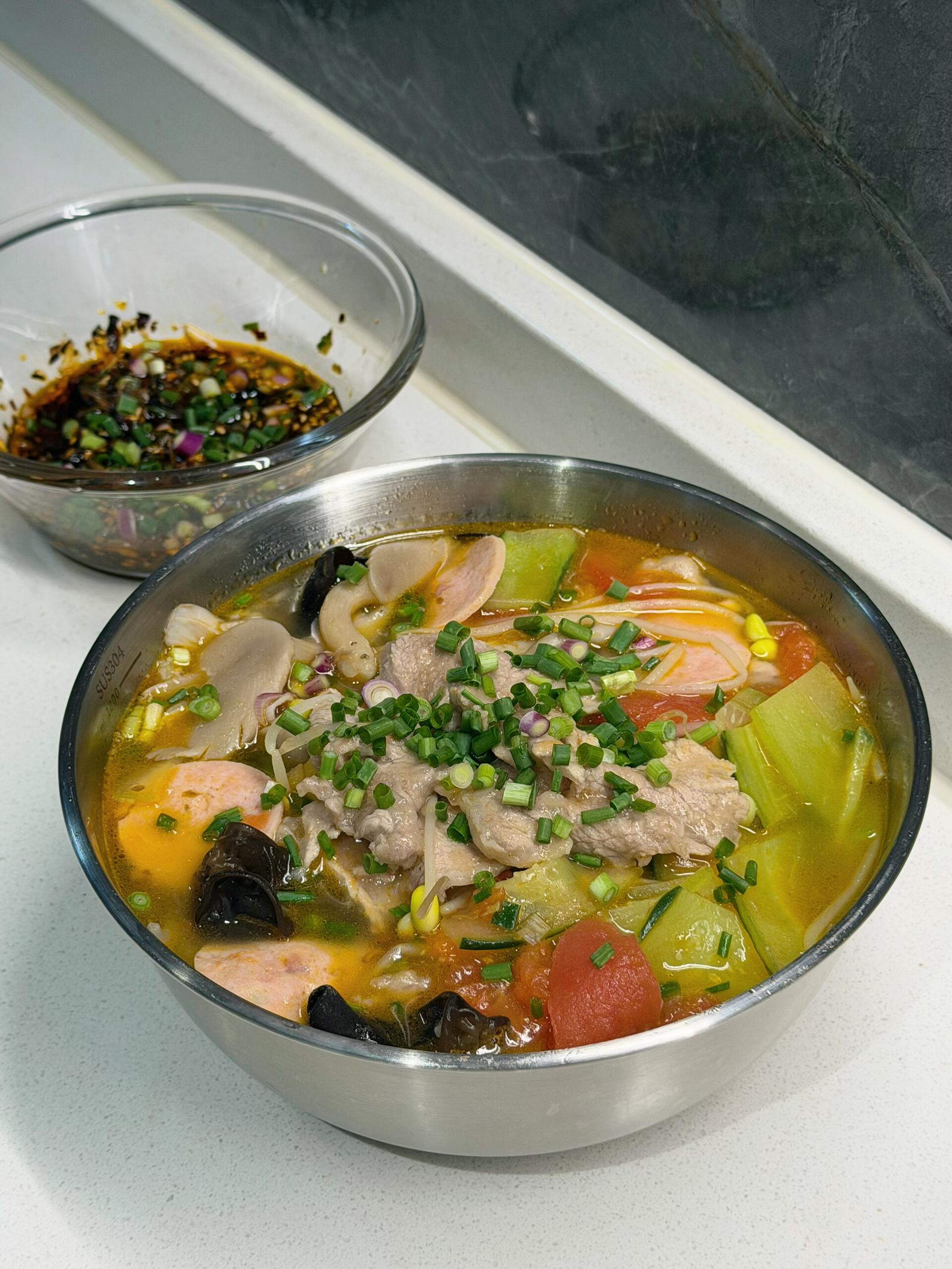 汤鲜味美的三鲜肉片汤，配烧椒蘸料太下饭
谁懂啊！家常三鲜肉片汤，鲜到舔碗底，配上