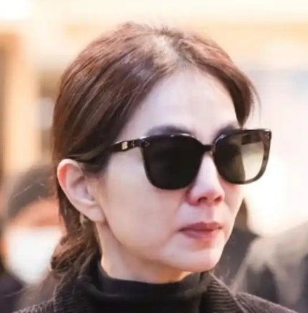 Ella现身袁惟仁的告别仪式上
她是全场情绪最激动的人，从进场就开始哭，哭到眼睛