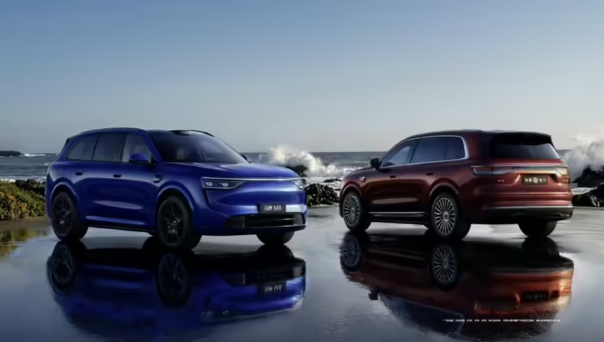 华为发布会刚结束，问界M7新增“夜紫”车色，搭配全新21英寸星芒轮毂。
新车搭载