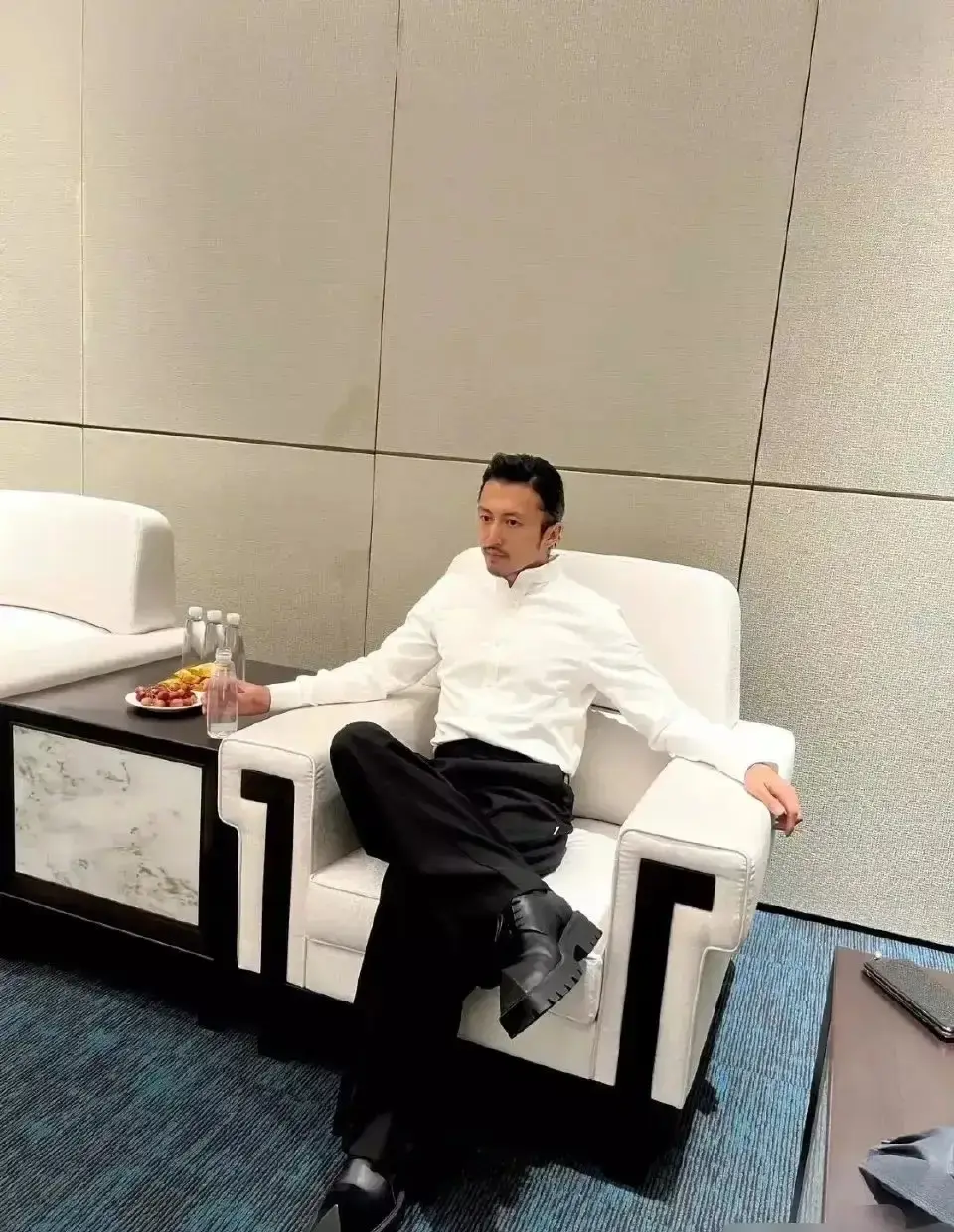 香港的男艺人对这款鞋子好像情有独钟，丑到极致就是潮吧