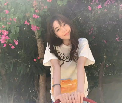 漫步于星河长阔寻你光芒，穿梭于人间烟火