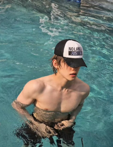 谁被崔然竣港新舞台身材惊艳到！天生衣架子配4.3%体脂薄肌，肩宽腰细比例优越，大