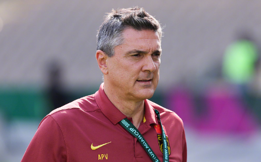 U23亚洲杯半决赛3比0击败越南后，中国队的小伙子们在场边把主教练安东尼奥高高抛